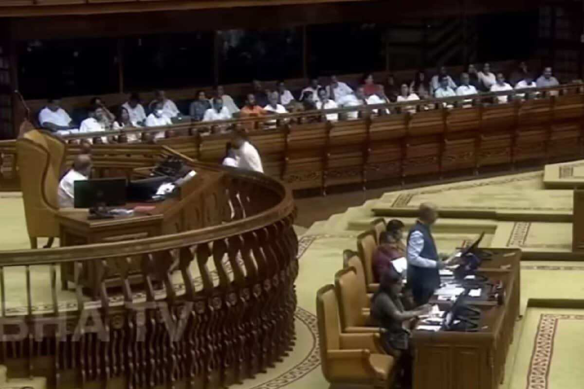ഭൂരിഭാഗവും അഭ്യസ്തവിദ്യർ; നിയമസഭയിൽ ഇംഗ്ലീഷിലും തമിഴിലും കന്നഡയിലും സത്യപ്രതിജ്ഞ