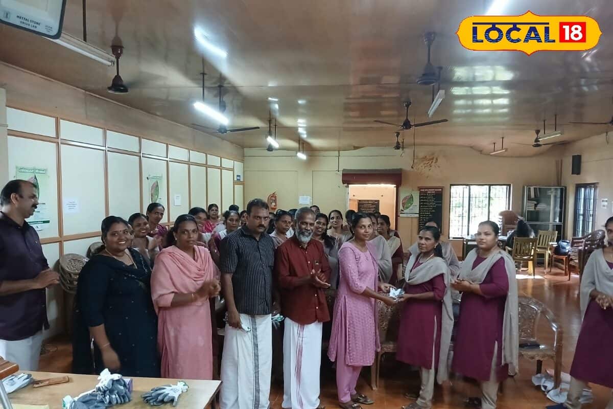 മാതൃകയായി ചൊക്ലി പഞ്ചായത്ത്; ഹരിതകർമസേന അംഗങ്ങൾക്ക് ഗ്ലൗസുകളും മെൻസ്ട്രൽ കപ്പുകളും വിതരണം ചെയ്തു