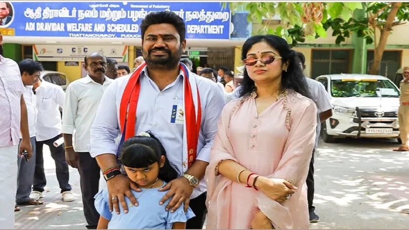 45 കോടി രൂപയുടെ വജ്രാഭരണങ്ങൾ, 38 കോടി രൂപയുടെ ആഡംബര വാച്ചുകൾ, 26 കോടി രൂപയുടെ 17.5 കിലോഗ്രാം സ്വർണ്ണാഭരണങ്ങൾ, 135 കിലോഗ്രാം വെള്ളി ആഭരണങ്ങൾ, 3.8 കോടി രൂപയുടെ വെള്ളിയിലെ വസ്തുക്കൾ, ഭാര്യയുടെ പക്കലെ 5.35 കോടി രൂപയുടെ 3.6 കിലോഗ്രാം സ്വർണ്ണാഭരണങ്ങൾ, 2.1 കോടി രൂപയുടെ വജ്രാഭരണങ്ങൾ, 1.68 കോടി രൂപയുടെ 60 കിലോഗ്രാം വെള്ളി ആഭരണങ്ങൾ, 1.14 കോടി രൂപയുടെ ആഡംബര വാച്ചുകൾ എന്നിവയുണ്ടെന്ന് മാർട്ടിൻ. 66.15 ലക്ഷം രൂപയുടെ മെഴ്സിഡസ് ബെൻസ് കാറും 1.29 കോടി രൂപയുടെ ടൊയോട്ട വെൽഫയറും അദ്ദേഹത്തിനുണ്ട്. 192 കോടി രൂപയുടെ ഭൂമിയുടെ ഉടമയായ ചാൾസിനെതിരെ മൂന്ന് കേസുകളും രജിസ്റ്റർ ചെയ്തിട്ടുണ്ട് 45 കോടി രൂപയുടെ വജ്രാഭരണങ്ങൾ, 38 കോടി രൂപയുടെ ആഡംബര വാച്ചുകൾ, 26 കോടി രൂപയുടെ 17.5 കിലോഗ്രാം സ്വർണ്ണാഭരണങ്ങൾ, 135 കിലോഗ്രാം വെള്ളി ആഭരണങ്ങൾ, 3.8 കോടി രൂപയുടെ വെള്ളിയിലെ വസ്തുക്കൾ, ഭാര്യയുടെ പക്കലെ 5.35 കോടി രൂപയുടെ 3.6 കിലോഗ്രാം സ്വർണ്ണാഭരണങ്ങൾ, 2.1 കോടി രൂപയുടെ വജ്രാഭരണങ്ങൾ, 1.68 കോടി രൂപയുടെ 60 കിലോഗ്രാം വെള്ളി ആഭരണങ്ങൾ, 1.14 കോടി രൂപയുടെ ആഡംബര വാച്ചുകൾ എന്നിവയുണ്ടെന്ന് മാർട്ടിൻ. 66.15 ലക്ഷം രൂപയുടെ മെഴ്സിഡസ് ബെൻസ് കാറും 1.29 കോടി രൂപയുടെ ടൊയോട്ട വെൽഫയറും അദ്ദേഹത്തിനുണ്ട്. 192 കോടി രൂപയുടെ ഭൂമിയുടെ ഉടമയായ ചാൾസിനെതിരെ മൂന്ന് കേസുകളും രജിസ്റ്റർ ചെയ്തിട്ടുണ്ട്