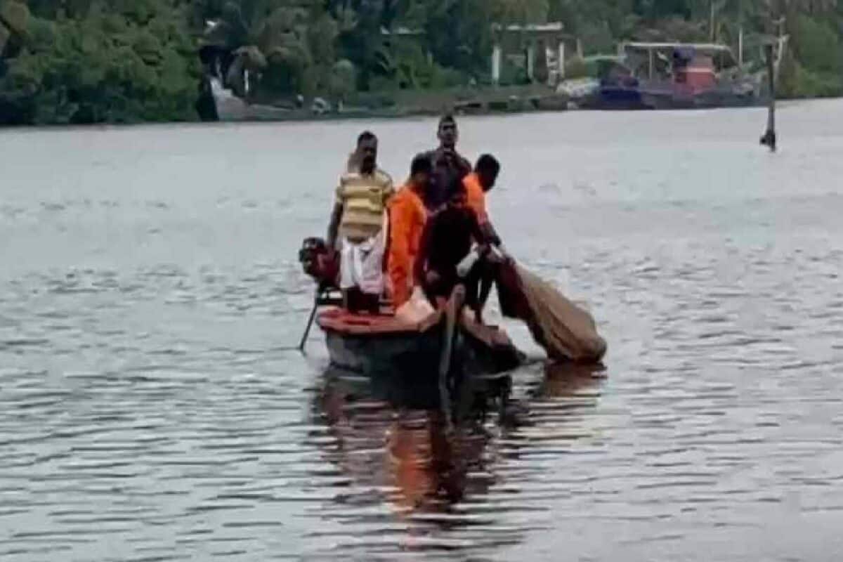 കായംകുളത്ത് കായലിൽ കഴുത്തിൽ കയർ കുരുക്കി കല്ലുകെട്ടിത്താഴ്ത്തിയ നിലയിൽ വയോധികയുടെ മൃതദേഹം