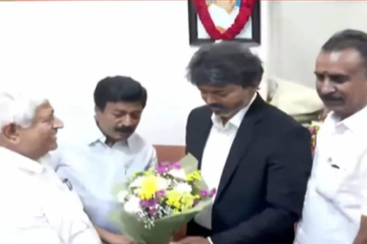 ടിവികെ സർക്കാരിനെ പിന്തുണയ്ക്കുന്ന അണ്ണാ ഡിഎംകെ വിമതരുമായി മുഖ്യമന്ത്രി വിജയ് കൂടിക്കാഴ്ച നടത്തി