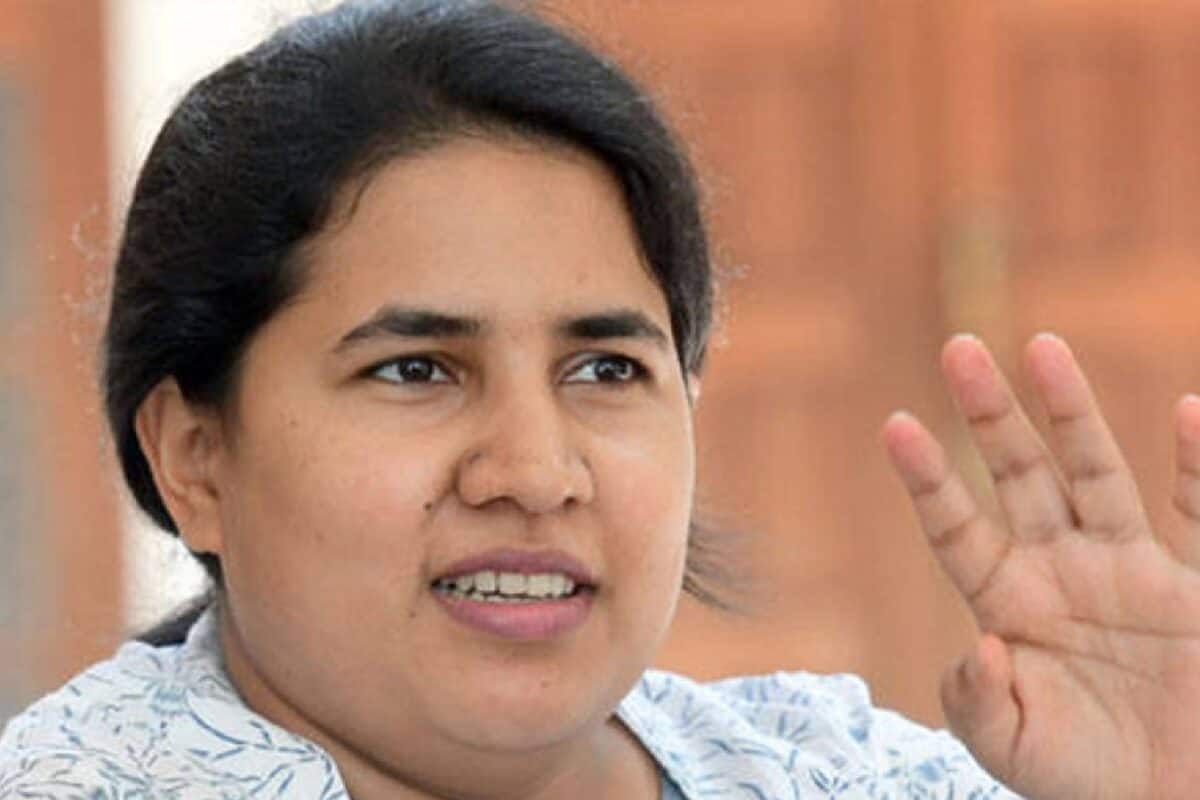 മാസപ്പടി കേസിൽ വീണ ടി വെള്ളിയാഴ്ച ഇ ഡിക്ക് മുന്നിൽ ഹാജരാകില്ല; ആരോഗ്യപ്രശ്നങ്ങളെന്ന് അപേക്ഷയിൽ