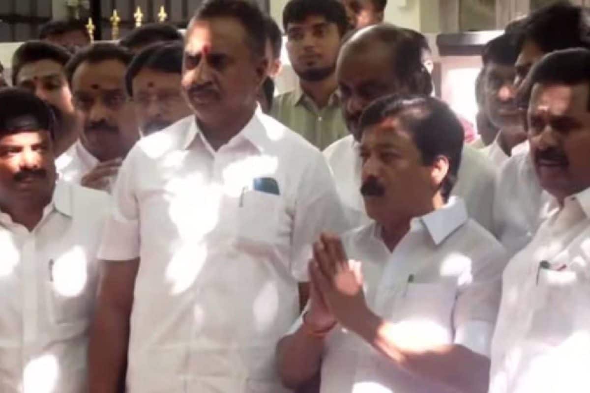 25 വിമത അണ്ണാ ഡിഎംകെ എംഎൽഎമാരെ പാർട്ടി സ്ഥാനങ്ങളിൽ നിന്ന് നീക്കി; ഇനി എന്ത് സംഭവിക്കും? 5 സാധ്യതകൾ