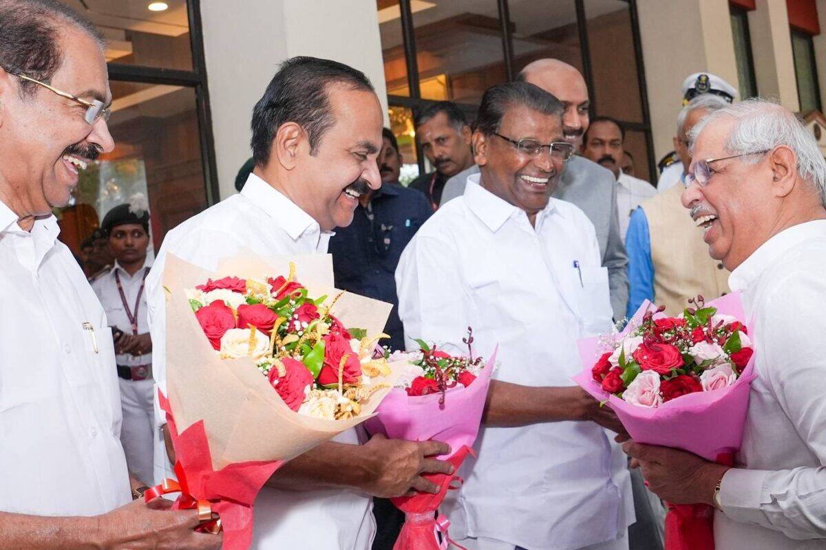 ‘വന്ദേ മാതരം മുഴുവനായും ആലപിക്കണമെന്നതാണ് പ്രോട്ടോക്കോള് അതുണ്ടായില്ല’ ഗവര്ണര് രാജേന്ദ്ര അര്ലേക്കര്