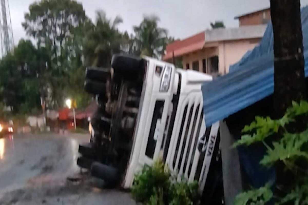പത്തനംതിട്ടയിൽ നിയന്ത്രണംവിട്ട ലോറി വീടിന് മുകളിലേക്ക് മറിഞ്ഞ് ഉറങ്ങിക്കിടന്ന വീട്ടമ്മ മരിച്ചു