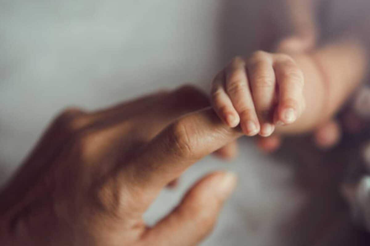 അമ്മ വലിച്ചെറിഞ്ഞ നവജാതശിശുവിന്റെ ചിത്രം പ്രചരിപ്പിച്ചാൽ നടപടിയെന്ന് അധികൃതർ