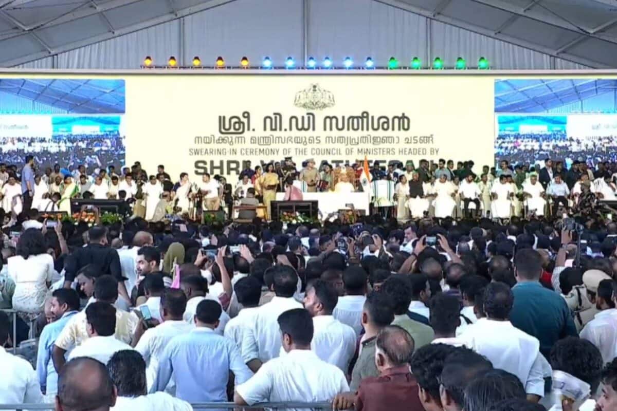 ‘സഗൗരവ’ത്തിൽ ഷിബു ബേബി ജോണും സി പി ജോണും, ഇംഗ്ലീഷിൽ കെ മുരളീധരൻ; വി ഡി സതീശനും മറ്റുള്ളവരും' ദൈവനാമത്തിൽ'