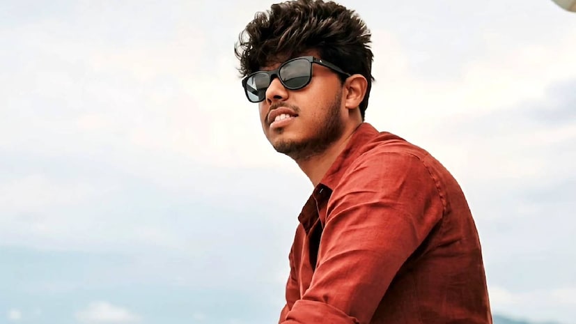 'സിഗ്മ' എന്ന ആക്ഷൻ എന്റർടെയ്നർ: ചിത്രത്തിന്റെ കഥാവിവരങ്ങൾ അണിയറപ്രവർത്തകർ രഹസ്യമായി സൂക്ഷിച്ചിരിക്കുകയാണെങ്കിലും, ട്രഷർ ഹണ്ട് (നിധി വേട്ട), മോഷണം, ഹാസ്യം എന്നിവയെല്ലാം ചേർന്ന ഒരു ആക്ഷൻ എന്റർടെയ്നറായ 'സിഗ്മ'യെ ഒരു 'ലോൺ വുൾഫ്' (ഏകാകിയായ പോരാളി) കഥയായാണ് ജെയ്സൺ വിശേഷിപ്പിച്ചത്. 'സിഗ്മ' എന്ന ആക്ഷൻ എന്റർടെയ്നർ: ചിത്രത്തിന്റെ കഥാവിവരങ്ങൾ അണിയറപ്രവർത്തകർ രഹസ്യമായി സൂക്ഷിച്ചിരിക്കുകയാണെങ്കിലും, ട്രഷർ ഹണ്ട് (നിധി വേട്ട), മോഷണം, ഹാസ്യം എന്നിവയെല്ലാം ചേർന്ന ഒരു ആക്ഷൻ എന്റർടെയ്നറായ 'സിഗ്മ'യെ ഒരു 'ലോൺ വുൾഫ്' (ഏകാകിയായ പോരാളി) കഥയായാണ് ജെയ്സൺ വിശേഷിപ്പിച്ചത്.