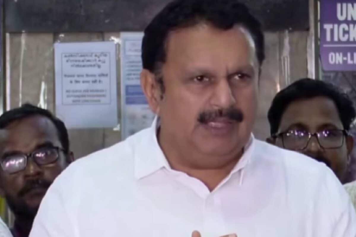 'വെടിയൊച്ചകൾ നിർത്തേണ്ട സമയമായി'; കൗൺസിലർ സുഗതന്റെ അറസ്റ്റില് പോലീസിനെതിരെ കെ. മുരളീധരൻ