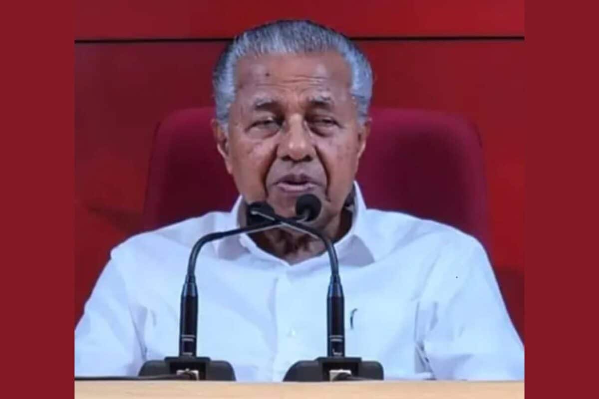 കാഴ്ച തെളിഞ്ഞു; വർഷങ്ങൾക്കുശേഷം കണ്ണട ഇല്ലാതെ പിണറായി വിജയൻ