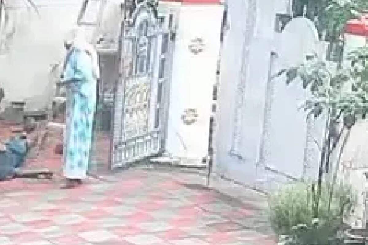 തിരുവനന്തപുരത്ത് തേങ്ങയിടുന്നതിനിടെ ഇരുമ്പ് തോട്ടി വൈദ്യുതി ലൈനിൽ തട്ടി 61-കാരൻ ഷോക്കേറ്റ് മരിച്ചു