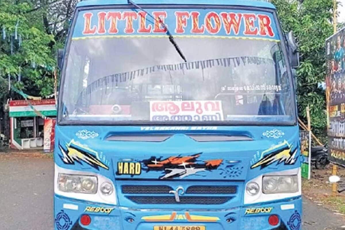 പുരുഷന്മാർക്ക് ഫ്രീ ടിക്കറ്റും സ്ത്രീകൾക്ക് ലഡുവും; സ്വകാര്യ ബസ് ഉടമയുടെ മധുര പ്രതിഷേധം!
