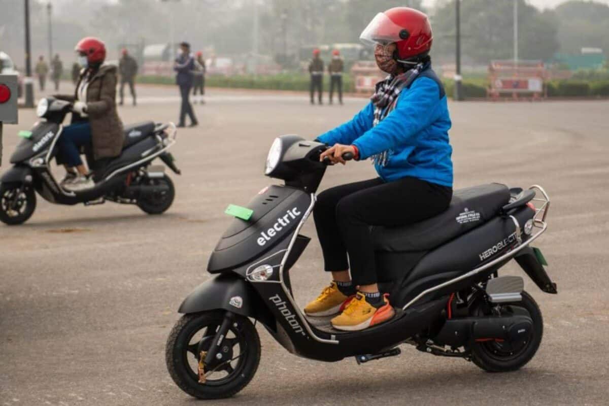 ലേണേഴ്സ് പരീക്ഷയ്ക്ക് സ്കൂട്ടർ ഓടിച്ചെത്തി യുവതി; ഓഫീസിന് മുന്നിൽ വെച്ച് പൊക്കി ആർടിഒ, ദമ്പതികൾക്ക് 10,000 രൂപ പിഴ!