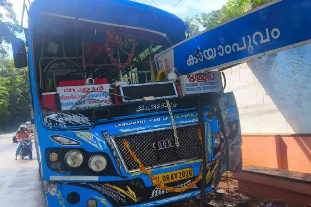 തൃശൂരിൽ നിയന്ത്രണം വിട്ട സ്വകാര്യ ബസ് കാത്തിരിപ്പുകേന്ദ്രത്തിലേക്ക് ഇടിച്ചുകയറി; അഞ്ച് പേർക്ക് പരിക്ക്