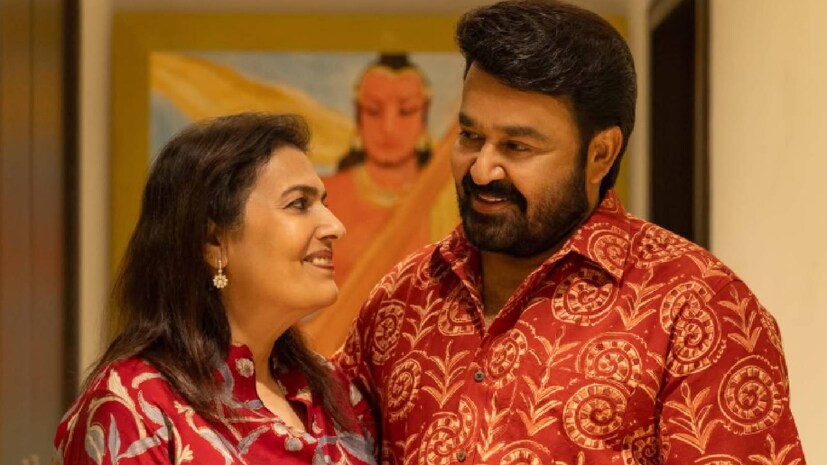 നടൻ മോഹൻലാലിന്റെ (Mohanlal) പത്നി സുചിത്ര മോഹൻലാലിന് (Suchithra Mohanlal) ഇന്ന് ജന്മദിനം. വീട്ടിലെ കരുത്തയായ സ്ത്രീയ്ക്ക് പിറന്നാൾ ആശംസ അർപ്പിച്ചുകൊണ്ട് അദ്ദേഹം ഒരു പോസ്റ്റുമായെത്തി. തമിഴ് സിനിമയിലെ അറിയപ്പെടുന്ന നിർമാതാവായ ബാലാജിയുടെ മകളാണ് സുചിത്ര ബാലാജി എന്ന സുചിത്ര മോഹൻലാൽ. സിനിമാ കുടുംബത്തിൽ നിന്നും ഇനിയും സിനിമയിൽ ഇല്ലാത്ത ഒരാളും സുചിത്ര മാത്രം. അച്ഛനും സഹോദരനും, ഭർത്താവും, രണ്ടു മക്കളുമെല്ലാം സിനിമയിലൂടെ അഭിനയം, നിർമാണം, സംവിധാനം തുടങ്ങിയ മേഖലകളിൽ തിളങ്ങിയവർ. അപ്പോഴും ഒരു സാധാരണ വീട്ടമ്മയായി ഒതുങ്ങിയ ആളാണ് സുചിത്ര മോഹൻലാൽ