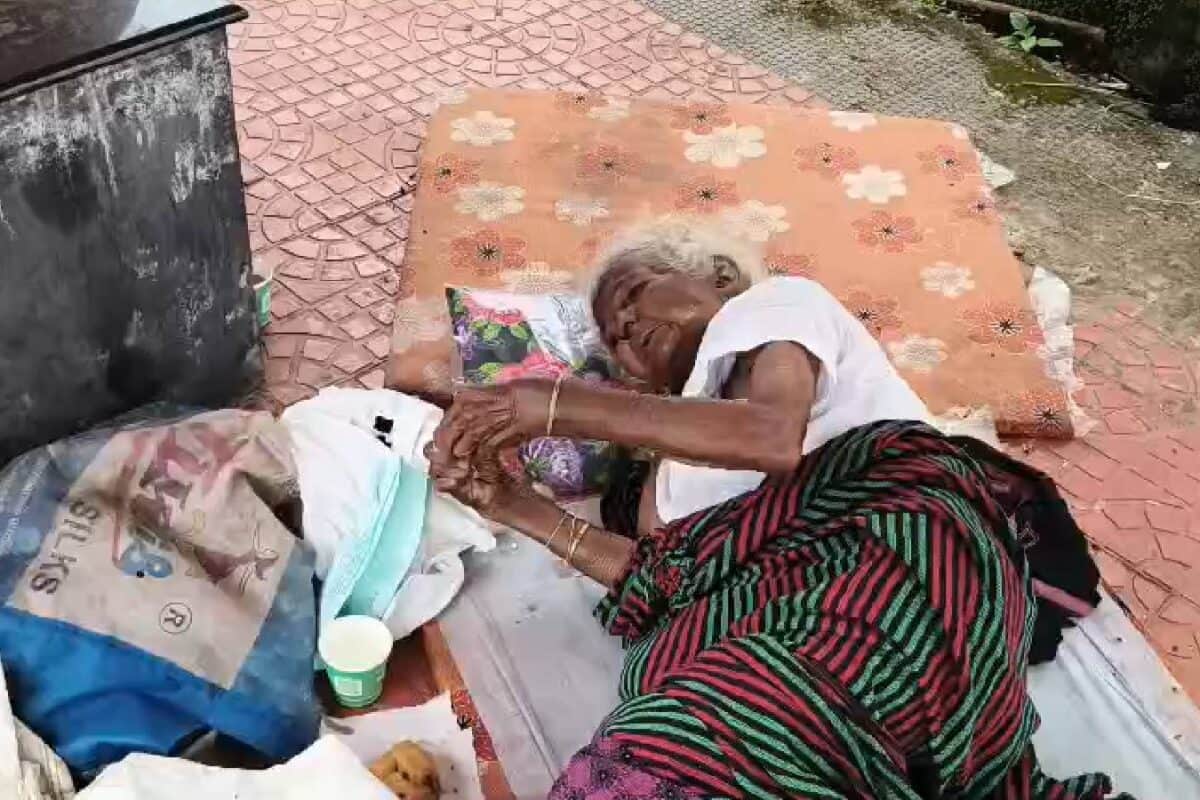 തിരുവനന്തപുരത്ത് സർക്കാർ ആശുപത്രിയിൽ ചികിത്സയിലായിരുന്ന വൃദ്ധ ബസ് സ്റ്റാൻഡിൽ ഉപേക്ഷിക്കപ്പെട്ട നിലയിൽ