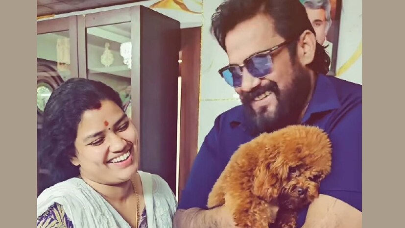 ഒരു മാസം ഇവർക്ക് മാത്രം വലിയ ചിലവുണ്ട്. നമുക്ക് ചിലവാകുന്നതിനേക്കാൾ കൂടുതൽ അവർക്കാണ്. ആശുപത്രിയിൽ കൊണ്ടുപോകുന്നതും, ഭക്ഷണവും, വൃത്തിയാക്കലും എല്ലാം ചേർത്ത് 50,000 രൂപ വരും. നാല് പേരുണ്ട്. ചെൽസിക്ക് ഒരുപാട് ചെലവ് വരും. പിന്നെയൊരു ജർമൻ ഷെപ്പേഡ് ഉണ്ട്. അവന് പ്രോട്ടീൻ കൊടുക്കണം. നമ്മൾ കഴിക്കുന്നത് പോലത്തെ ഭക്ഷണം തന്നെയാണ് അവർക്കും കൊടുക്കുന്നത്. പക്ഷെ, നമ്മുടെ ഭക്ഷണം വേറെ അവരുടെ ഭക്ഷണം വേറെ. കുറെ കാര്യങ്ങളുണ്ട്. ഞാൻ ഇപ്പോഴാണ് എല്ലാം പഠിച്ചു വരുന്നത് എന്ന് ബാലയുടെ ഭാര്യ കോകില പറയുന്നു ഒരു മാസം ഇവർക്ക് മാത്രം വലിയ ചിലവുണ്ട്. നമുക്ക് ചിലവാകുന്നതിനേക്കാൾ കൂടുതൽ അവർക്കാണ്. ആശുപത്രിയിൽ കൊണ്ടുപോകുന്നതും, ഭക്ഷണവും, വൃത്തിയാക്കലും എല്ലാം ചേർത്ത് 50,000 രൂപ വരും. നാല് പേരുണ്ട്. ചെൽസിക്ക് ഒരുപാട് ചെലവ് വരും. പിന്നെയൊരു ജർമൻ ഷെപ്പേഡ് ഉണ്ട്. അവന് പ്രോട്ടീൻ കൊടുക്കണം. നമ്മൾ കഴിക്കുന്നത് പോലത്തെ ഭക്ഷണം തന്നെയാണ് അവർക്കും കൊടുക്കുന്നത്. പക്ഷെ, നമ്മുടെ ഭക്ഷണം വേറെ അവരുടെ ഭക്ഷണം വേറെ. കുറെ കാര്യങ്ങളുണ്ട്. ഞാൻ ഇപ്പോഴാണ് എല്ലാം പഠിച്ചു വരുന്നത് എന്ന് ബാലയുടെ ഭാര്യ കോകില പറയുന്നു