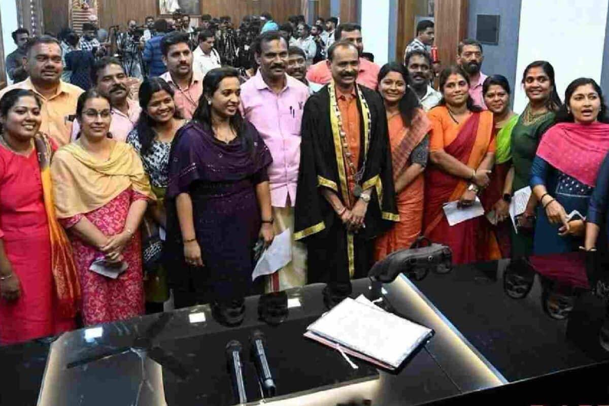 വീണ്ടും സത്യപ്രതിജ്ഞ ചെയ്ത് തിരുവനന്തപുരം കോര്പറേഷനിലെ ഡെ. മേയറും 18 ബിജെപി കൗണ്സിലര്മാരും; പരാതിയുമായി സിപിഎം