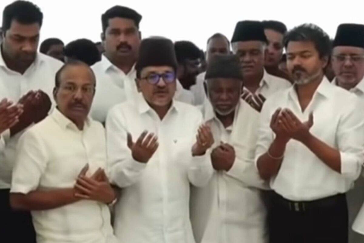 മുസ്ലിംലീഗ് സ്ഥാപക നേതാവ് ഖാഇദെ മില്ലത്തിന്റെ ഖബറിട പ്രാർത്ഥനയിൽ മുഖ്യമന്ത്രി വിജയ്