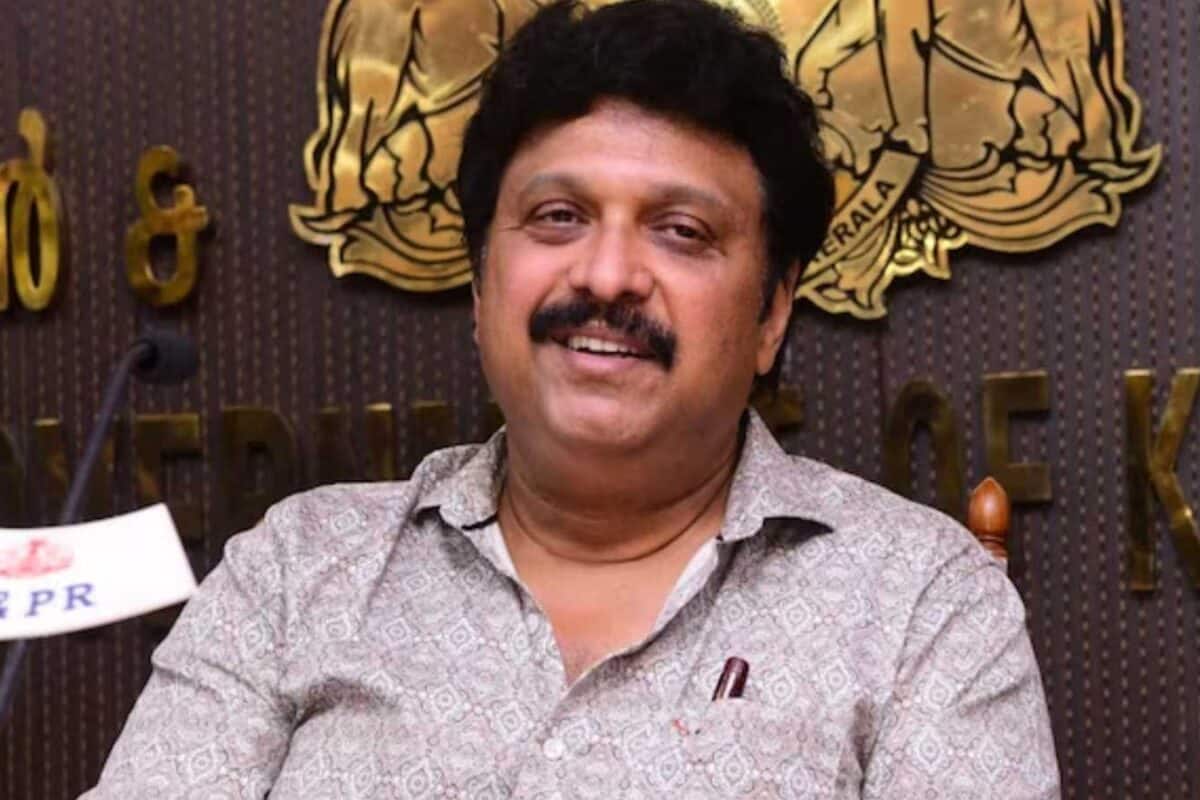 വീണ്ടും ലഡു വിതരണം; ഗണേഷ് കുമാർ പുറത്തായതിൽ പത്തനാപുരത്ത് എൻ എസ് എസിൽ ആഹ്ലാദപ്രകടനം