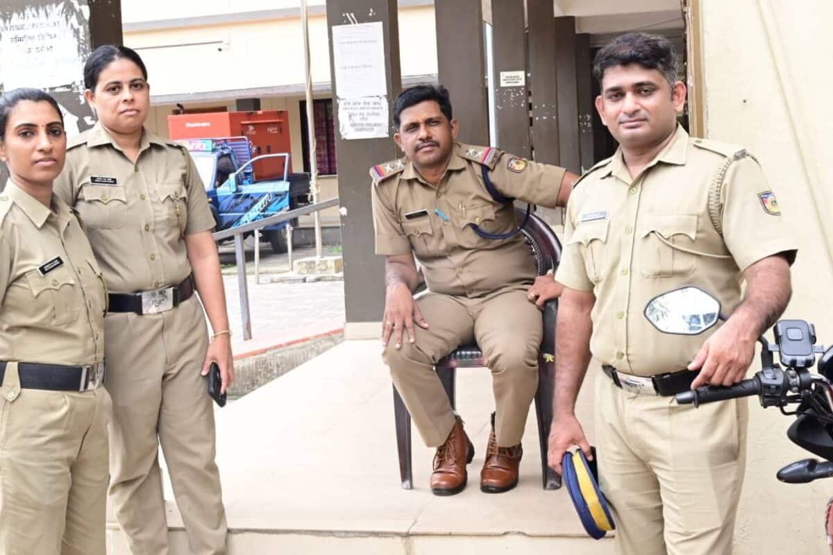കണ്ണീരണിഞ്ഞ് നിന്ന നീറ്റ് പരീക്ഷാർത്ഥിക്ക് രക്ഷകരായി എളമക്കര പോലീസ്; വീണ്ടും മാതൃകയായി കേരള പോലീസ്!