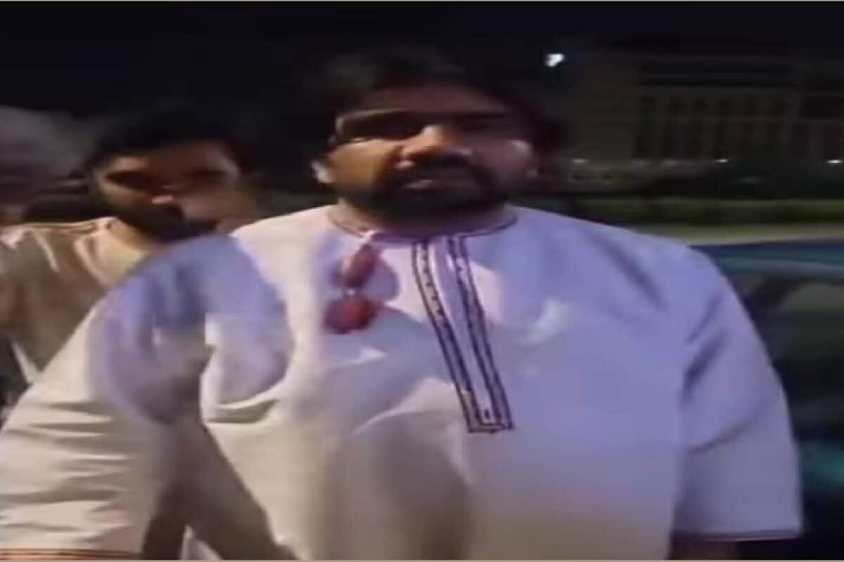 ഈ വേഷം ഇവിടെ പറ്റൂല; ദുബായിയിൽ പാകിസ്ഥാനി പൗരന്റെ അറബ് വേഷം നിർബന്ധിച്ച് മാറ്റുന്ന ദൃശ്യം വൈറൽ