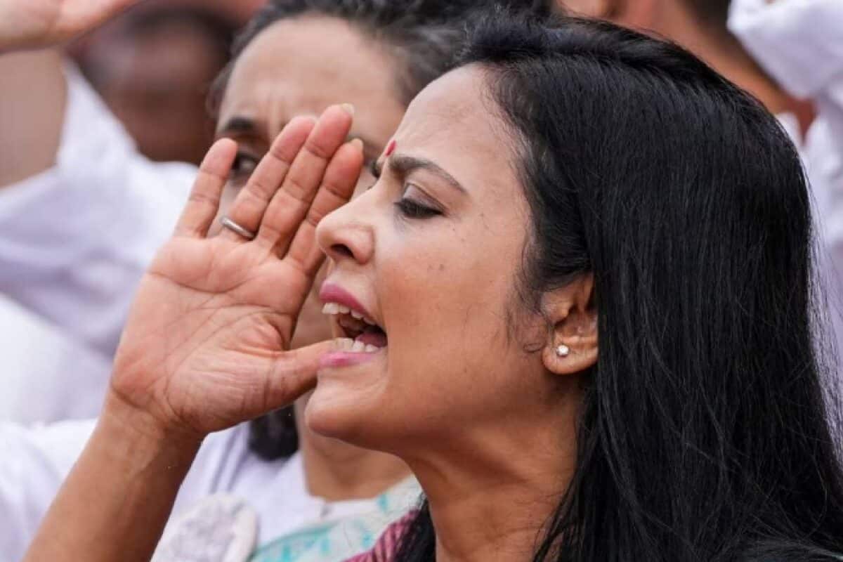 ബിജെപി ടിക്കറ്റിൽ ജനവിധി തേടാൻ തൃണമൂൽ വിമതരെ വെല്ലുവിളിച്ച് മഹുവ മൊയ്ത്ര