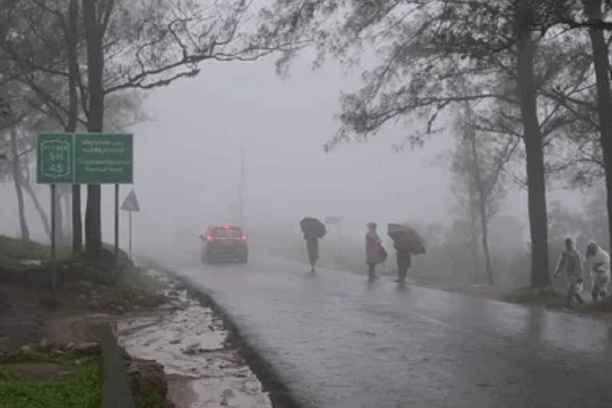 കേരളത്തിൽ മഴ കനക്കും; കാസർഗോഡും തിരുവനന്തപുരത്തും മതിൽ ഇടിഞ്ഞു; പൊന്മുടിയിലേക്ക് പ്രവേശനമില്ല