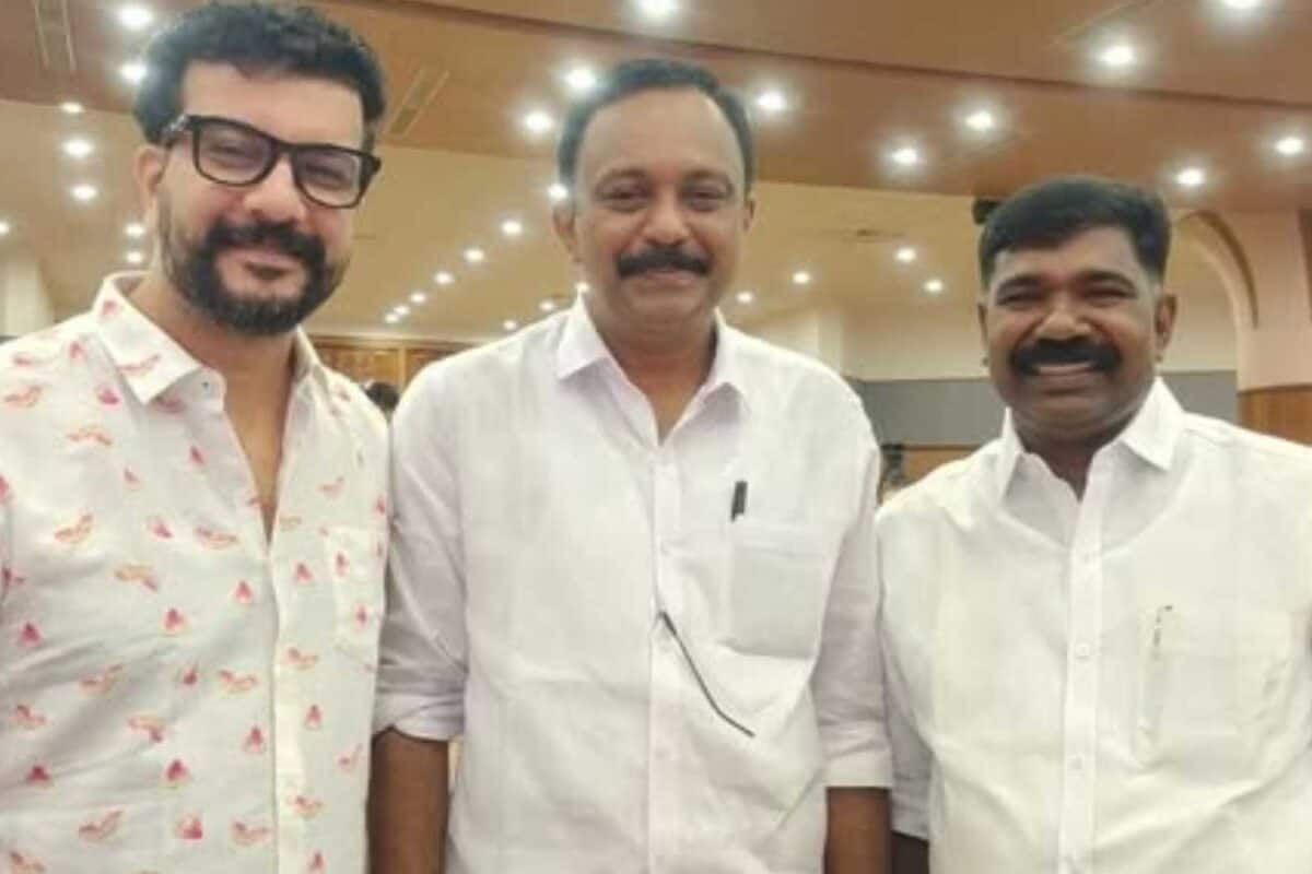 അധ്യാപകനും വിദ്യാർത്ഥികളും ഒരേ പാർട്ടിയുടെ കന്നി എംഎൽഎമാരായി കേരള നിയമസഭയിൽ