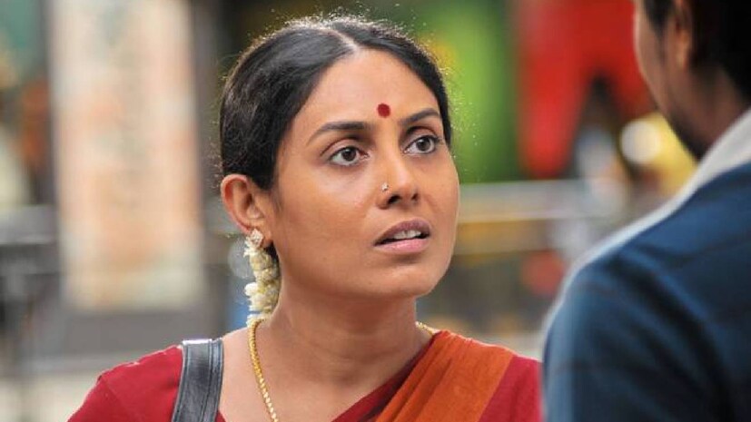 കണ്ടാൽ തനി തമിഴ് ഛായയുള്ള ആ പെൺകുട്ടി, മികച്ച സിനിമാ പാരമ്പര്യം അവകാശപ്പെടാനും പ്രാപ്തയായിരുന്നു. മലയാള ചലച്ചിത്ര സംവിധായകൻ എ.ബി. രാജ് എന്ന ആന്റണി ഭാസ്‌ക്കർ രാജിന്റെ മകളാണവർ. 1960-1970 കാലങ്ങളിൽ ശശികുമാറും എ.ബി. രാജുമായിരുന്നു മലയാളത്തിലെ മികച്ച ചലച്ചിത്ര സംവിധായകരായ രണ്ടുപേർ. ഹരിഹരൻ, ഐ.വി. ശശി, പി. ചന്ദ്രകുമാർ, രാജശേഖരൻ എന്നിവർ ഇവരുടെ കീഴിൽ അസ്സിസ്റ്റന്റുമാരായി പരിശീലിച്ചു കയറിവന്നവരാണ്. എ.ബി രാജിന്റെ മൂന്നു മക്കളിൽ ഒരാളായിരുന്നു ഷീല ക്രിസ്റ്റീന, അഥവാ നടി ശരണ്യ പൊൻവണ്ണൻ (തുടർന്ന് വായിക്കുക)