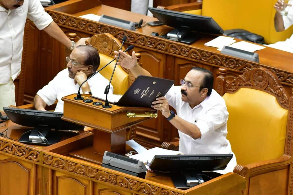 എല്ലാ കുടുംബങ്ങള്ക്കും 25 ലക്ഷം രൂപ വരെയുള്ള സൗജന്യ ഉമ്മന് ചാണ്ടി ആരോഗ്യ ഇന്ഷുറന്സ് പദ്ധതി; ചികിത്സാ ചെലവ് കുറയ്ക്കാൻ സർക്കാർ ഇടപെടും