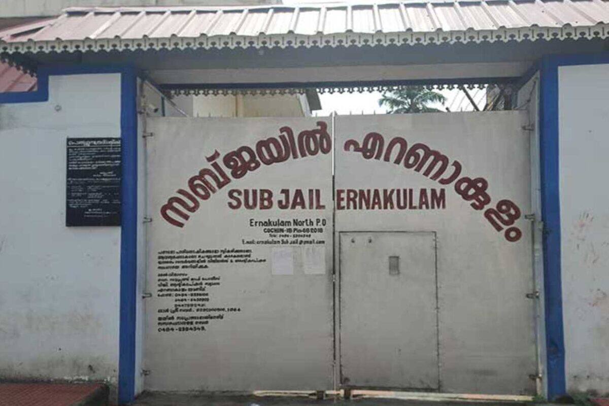 രാത്രിയിൽ സെല്ല് അടച്ച ശേഷം തടവുകാരെ സന്ദർശിച്ച് അഭിഭാഷക; അനുമതി നൽകിയ ഉദ്യോഗസ്ഥന് സസ്പെൻഷൻ