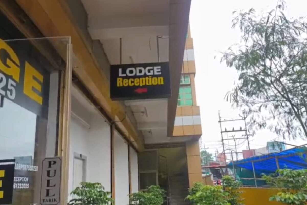 തൃശൂരിലെ സ്വകാര്യ ലോഡ്ജിൽ യുവതിയെ പ്രസവത്തിനിടെ മരിച്ച നിലയിൽ കണ്ടെത്തി
