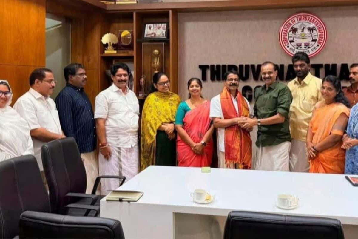 തിരുവനന്തപുരം മേയർ വി വി രാജേഷിനെ കണ്ട് കോഴിക്കോട് മേയറും സർവകക്ഷി സംഘവും; ഷാളണിയിച്ച് സ്വീകരിച്ചു