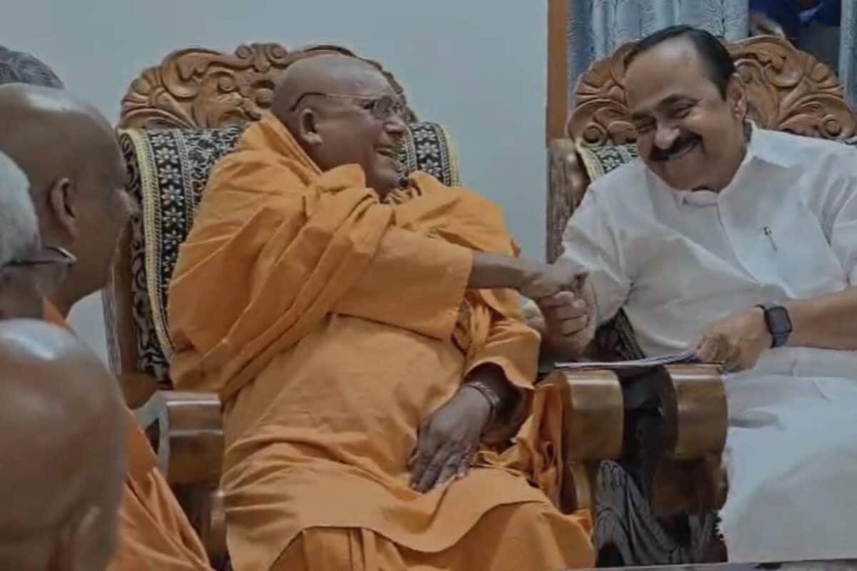 'ഗുരുദേവൻ സ്വപ്നം കണ്ട കേരളമാണ് ലക്ഷ്യം' ശിവഗിരി മഠം സന്ദർശിച്ച് മുഖ്യമന്ത്രി വി ഡി സതീശൻ