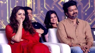 'ഗില്ലി' മുതൽ 'ലിയോ' വരെയുള്ള വിജയ് (Thalapathy Vijay), തൃഷ (Trisha Krishnan) ചിത്രങ്ങൾ പരിശോധിക്കുമ്പോൾ, അതിൽ ആദ്യത്തേതിലും അവസാനത്തേതിലും തൃഷ എന്ന നായികാ കഥാപാത്രത്തിന്റെ രക്ഷകനാണ് വിജയ്. ഗില്ലി, തിരുപ്പാച്ചി, ആത്തി, കുരുവി തുടങ്ങിയ സിനിമകളിൽ ഒന്നിച്ച ജോഡി പിന്നെ 15 വർഷക്കാലം ഒരു സിനിമയിൽ പോലും ഒരുമിച്ചഭിനയിച്ചില്ല. അതിനു കാരണം, വിജയ്ക്ക് മുന്നിൽ അദ്ദേഹത്തിന്റെ കുടുംബം മുന്നോട്ടുവച്ച ഉടമ്പടികളായിരുന്നു എന്ന് പലയിടങ്ങളിലും റിപ്പോർട്ട് വന്നിരുന്നു. ഇപ്പോൾ അവർ വീണ്ടും ഒന്നിക്കുകയാണ്. പരസ്യമായി പലയിടങ്ങളിലും തൃഷയും വിജയ്‌യും പരിപാടികളിൽ പങ്കെടുത്തു കഴിഞ്ഞു