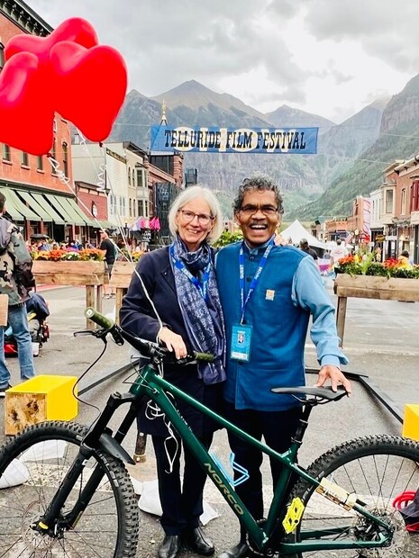 Unable to afford an airline ticket, Mahanandia set off on an old bicycle in 1977, carrying little more than a few clothes, paintbrushes and unwavering hope. Over the next several months, he pedalled through countries including Afghanistan, Iran, Turkey, Yugoslavia, Austria and Germany before finally reaching Sweden. Along the way, he relied on the kindness of strangers, sold sketches to earn money and refused to give up on the journey.