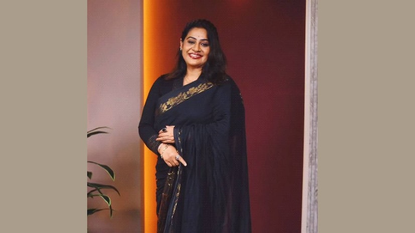 "എനിക്ക് ഇപ്പോഴും ബാധ്യതയുണ്ട്. കുടുംബസ്വത്തായി ഒന്നുമില്ല. ഞാൻ സമ്പാദിച്ചത് മാത്രമേയുള്ളൂ. കൂടുതൽ കാലവും സീരിയലിലായിരുന്നു. ഞാൻ 10,000 രൂപ സമ്പാദിച്ചാൽ, 5000 രൂപ പോലും എനിക്കെടുക്കാൻ പറ്റില്ല. എനിക്കുള്ള വസ്ത്രങ്ങൾ, മേക്കപ്പ്, എന്റെ അസ്സിസ്റ്റന്റിന്റെ ബാറ്റയും എല്ലാം മാറ്റിനിർത്തിയാൽ ബാക്കിവരുന്ന തുകയാകും എനിക്ക് കിട്ടുക. സെലിബ്രിറ്റി സ്റ്റാറ്റസിൽ നിന്നും ഒത്തുവരുന്ന ഉദ്ഘാടനങ്ങളിൽ നിന്നും മറ്റുമാണ് ഇതിനു പുറമേയൊരു വരുമാനം ഉണ്ടാവുകയെന്ന് ബീന ആന്റണി" മൈൽസ്റ്റോൺമേക്കേഴ്സ് ചാനലിന് നൽകിയ അഭിമുഖത്തിൽ പറഞ്ഞു "എനിക്ക് ഇപ്പോഴും ബാധ്യതയുണ്ട്. കുടുംബസ്വത്തായി ഒന്നുമില്ല. ഞാൻ സമ്പാദിച്ചത് മാത്രമേയുള്ളൂ. കൂടുതൽ കാലവും സീരിയലിലായിരുന്നു. ഞാൻ 10,000 രൂപ സമ്പാദിച്ചാൽ, 5000 രൂപ പോലും എനിക്കെടുക്കാൻ പറ്റില്ല. എനിക്കുള്ള വസ്ത്രങ്ങൾ, മേക്കപ്പ്, എന്റെ അസ്സിസ്റ്റന്റിന്റെ ബാറ്റയും എല്ലാം മാറ്റിനിർത്തിയാൽ ബാക്കിവരുന്ന തുകയാകും എനിക്ക് കിട്ടുക. സെലിബ്രിറ്റി സ്റ്റാറ്റസിൽ നിന്നും ഒത്തുവരുന്ന ഉദ്ഘാടനങ്ങളിൽ നിന്നും മറ്റുമാണ് ഇതിനു പുറമേയൊരു വരുമാനം ഉണ്ടാവുകയെന്ന് ബീന ആന്റണി" മൈൽസ്റ്റോൺമേക്കേഴ്സ് ചാനലിന് നൽകിയ അഭിമുഖത്തിൽ പറഞ്ഞു