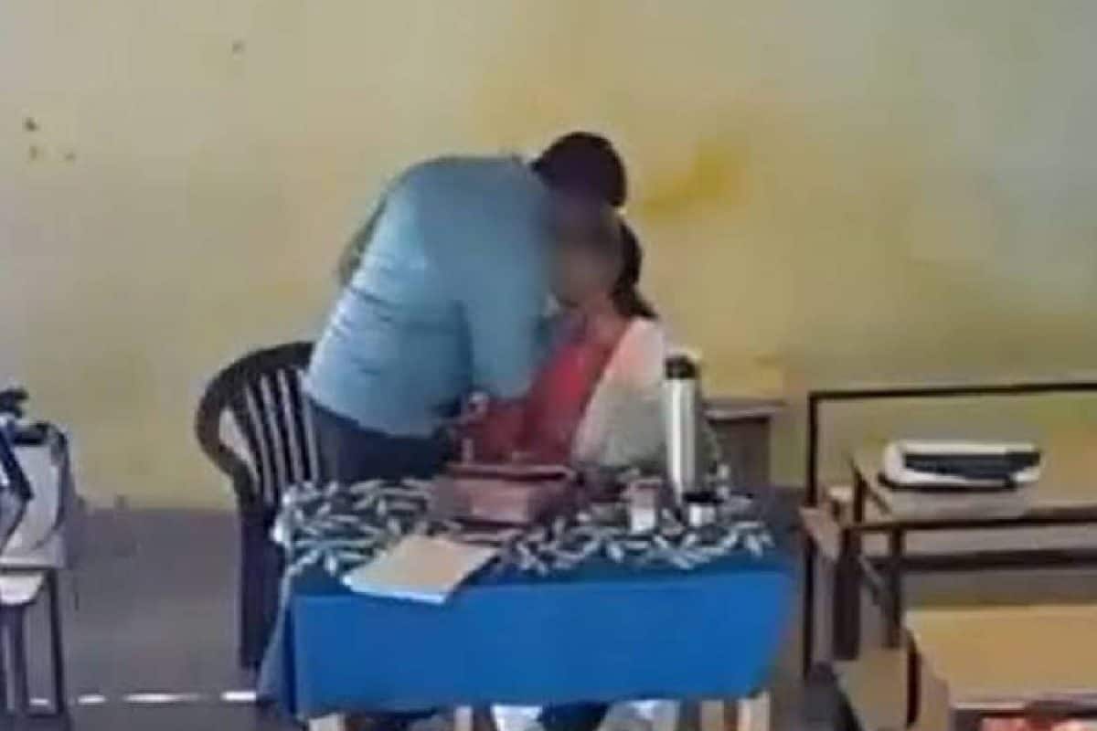 ക്ലാസ് മുറിയിലെ സ്വകാര്യ വീഡിയോ വൈറലായി; യുപിയിൽ അധ്യാപകർക്ക് സസ്പെൻഷൻ