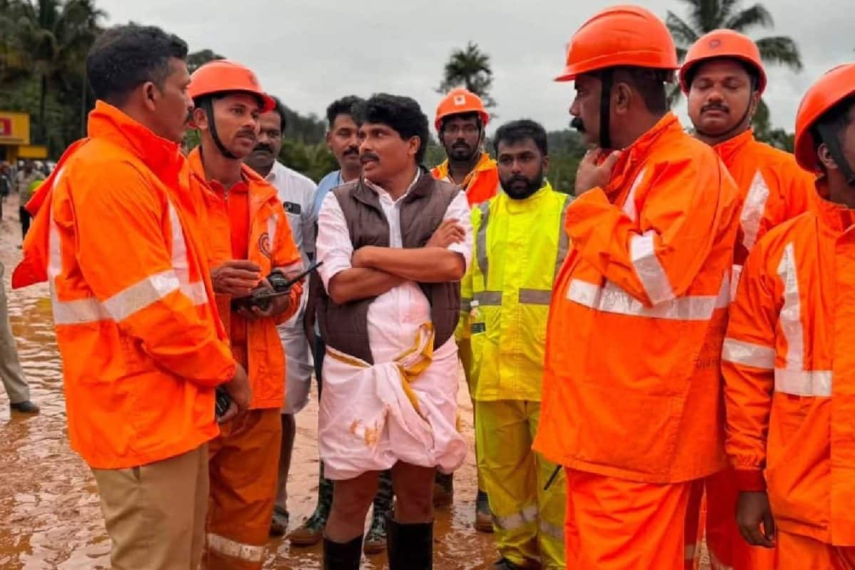 'മിണ്ടാൻ പോലുമാവാത്ത നിസ്സഹായതയിൽ മനസ്സ് മരവിച്ചാണ് കള്ളാടിയിൽ നിന്ന് തിരിച്ചു പോരുന്നത്': മുക്കം ഫയർ ഓഫീസറുടെ കുറിപ്പ്