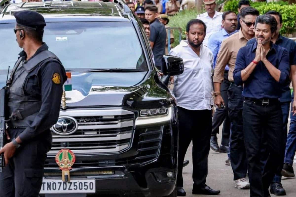 കരൂരിൽ പ്രായശ്ചിത്തവുമായി വിജയ്; ദുരന്തത്തിൽ മരിച്ചവർക്കായി സ്മാരകം; 1,700 കോടിയുടെ പദ്ധതികൾ; 13,500 തൊഴിലവസരങ്ങൾ