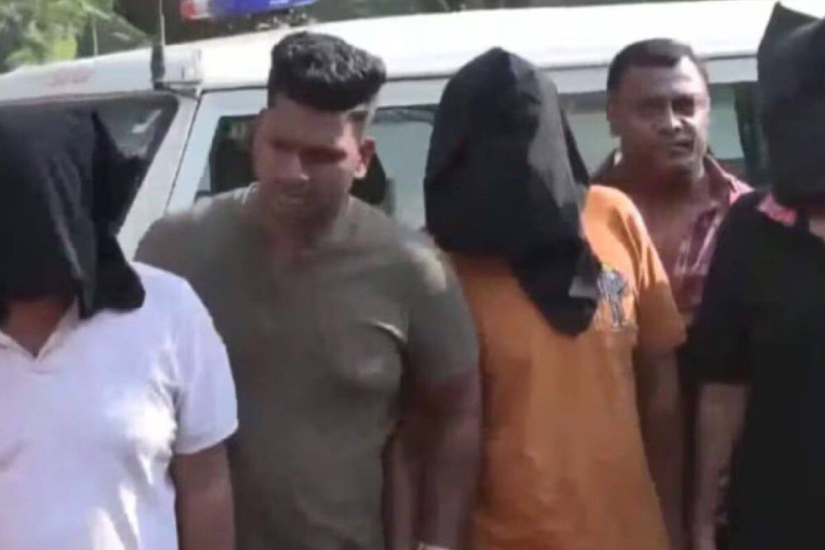ഷൂസിനുള്ളിൽ ഒളിപ്പിച്ച ചോദ്യപേപ്പർ വിറ്റത് 80,000 രൂപയ്ക്ക്! മഹാരാഷ്ട്രയിൽ TET ചോദ്യപേപ്പർ ചോർത്തൽ