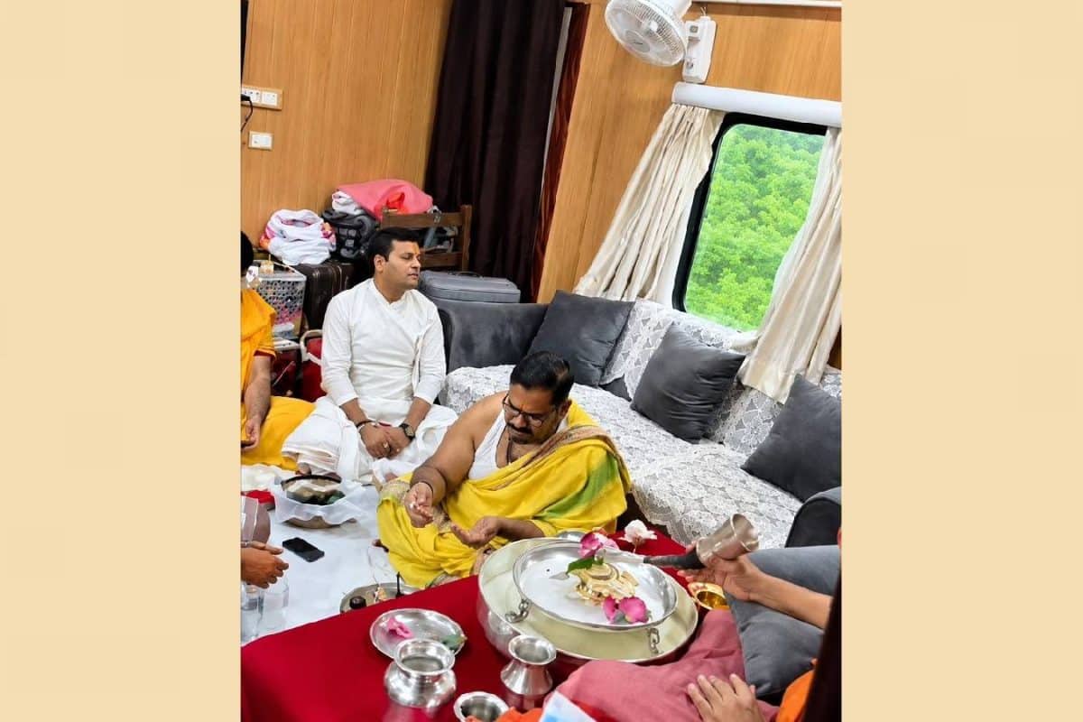 'ഹണിമൂൺ കോച്ചിന്' പിന്നാലെ ഓടുന്ന ട്രെയിനിൽ പൂജ; സമൂഹമാധ്യമങ്ങളിൽ ചർച്ചയായി പുതിയ വീഡിയോ