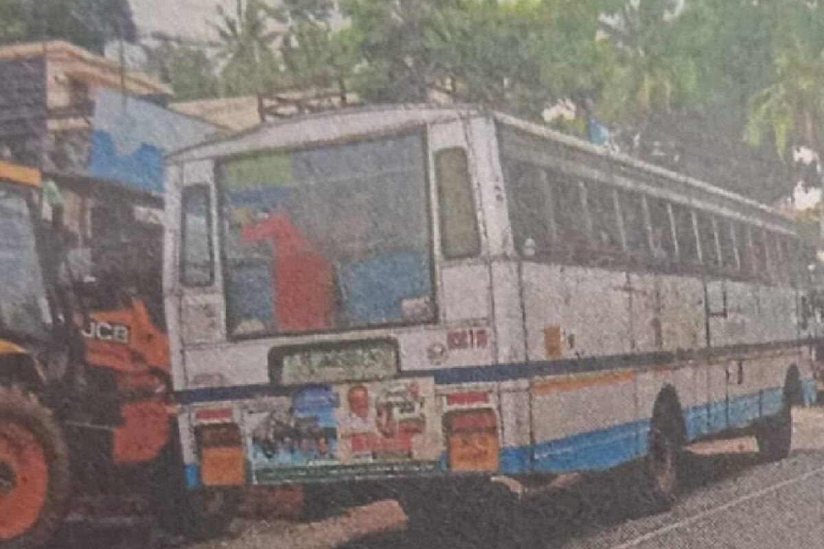 ലോക്കറിലേക്ക് കൊണ്ടുപോയ 10 ലക്ഷത്തോളം രൂപയുടെ സ്വർണാഭരണം നഷ്ടമായി; യാത്രക്കാരി ബസ് തടഞ്ഞു
