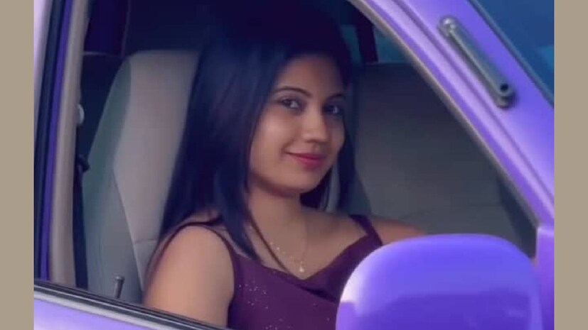 ഇന്ന് പർപ്പിൾ ഹാൽസിയോൻ എന്ന അശ്വനിക്ക് ഇൻസ്റ്റഗ്രാം പേജ് മാത്രമല്ല, വാട്സാപ്പ് ചാനൽ, സൈക്കി, ബിൻജ് മി, യൂട്യൂബ്, എക്സ്, ഫേസ്ബുക്ക്, ത്രെഡ്‌സ് പ്ലാറ്റ്‌ഫോമുകളിൽ അക്കൗണ്ടുകളുണ്ട്. ഗ്ലാമറിന്റെ കാര്യത്തിൽ പർപ്പിൾ മുമ്പത്തേതിനേക്കാളും ഏതാനും ചുവടുകൾ മുന്നോട്ടുപോയിട്ടുണ്ടെന്നും ഇത്രയുമെല്ലാം കണ്ടാൽ മനസിലാക്കാം. ഇപ്പോൾ മാസവരി മാത്രമല്ല, എക്സ്ക്ലൂസീവ് കണ്ടന്റിന് പ്രത്യേകം പ്രത്യേകം ഫീസ് ഈടാക്കാനും അവർ മറന്നിട്ടില്ല. പല പോസ്റ്റുകളും അൽപ്പം ഹോട്ട് ആണെന്ന് ഒറ്റനോട്ടത്തിൽ പിടികിട്ടും