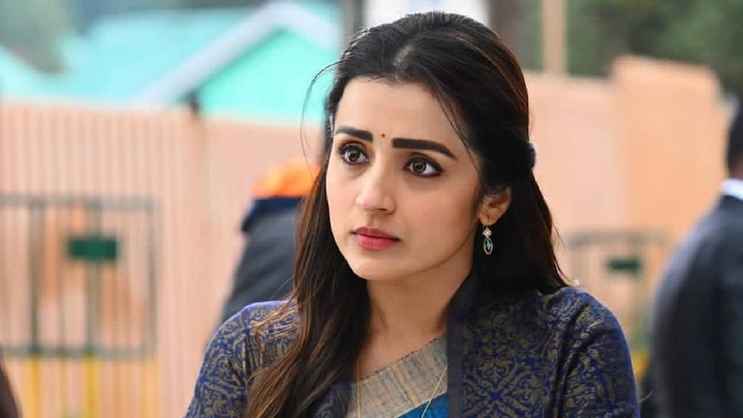സിനിമയിൽ സജീവമായതും, തൃഷയ്ക്ക് പഠിക്കാനുള്ള സാഹചര്യം പ്രയോജനപ്പെടുത്താൻ കഴിയാതെപോയി. കോളേജിൽ ചെന്നാലും, ഷൂട്ടിംഗ് അവസരങ്ങൾക്ക് കാതോർക്കാതിരിക്കാൻ കഴിഞ്ഞില്ല. ഇതിനു പകരമെന്നോണം, പഠിക്കാനുള്ള സമയം തൃഷ സമ്മർ ക്ളാസുകളിൽ കണ്ടെത്തി. വിജയ്, സൂര്യ, കമൽ ഹാസൻ എന്നിങ്ങനെ പ്രശസ്തരായ നിരവധി നടന്മാരുടെ നായികയായപ്പോഴും തൃഷ മലയാളി എന്ന കാര്യം മലയാളികൾ പോലും മനസിലാക്കിയില്ല. പാലക്കാട് നിന്നുള്ള കുടുംബം എന്ന വിവരം അവരുടെ വിക്കിപീഡിയ പേജുകൾ പരിശോധിച്ചാൽ അറിയാൻ സാധിക്കും സിനിമയിൽ സജീവമായതും, തൃഷയ്ക്ക് പഠിക്കാനുള്ള സാഹചര്യം പ്രയോജനപ്പെടുത്താൻ കഴിയാതെപോയി. കോളേജിൽ ചെന്നാലും, ഷൂട്ടിംഗ് അവസരങ്ങൾക്ക് കാതോർക്കാതിരിക്കാൻ കഴിഞ്ഞില്ല. ഇതിനു പകരമെന്നോണം, പഠിക്കാനുള്ള സമയം തൃഷ സമ്മർ ക്ളാസുകളിൽ കണ്ടെത്തി. വിജയ്, സൂര്യ, കമൽ ഹാസൻ എന്നിങ്ങനെ പ്രശസ്തരായ നിരവധി നടന്മാരുടെ നായികയായപ്പോഴും തൃഷ മലയാളി എന്ന കാര്യം മലയാളികൾ പോലും മനസിലാക്കിയില്ല. പാലക്കാട് നിന്നുള്ള കുടുംബം എന്ന വിവരം അവരുടെ വിക്കിപീഡിയ പേജുകൾ പരിശോധിച്ചാൽ അറിയാൻ സാധിക്കും