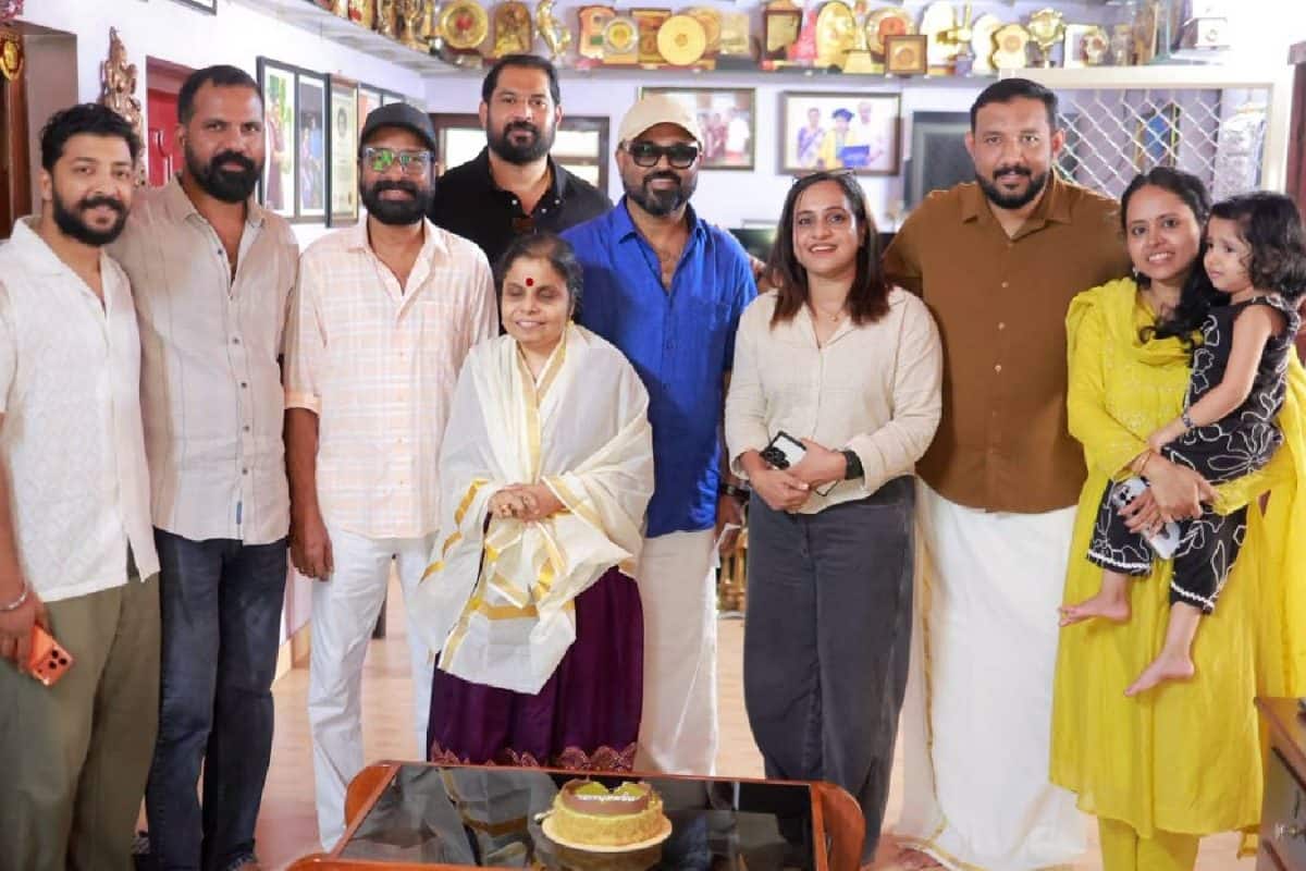 ദേശീയ പുരസ്കാരം നേടിയ ഗായിക വൈക്കം വിജയലക്ഷ്മിയെ വീട്ടിലെത്തി ആദരിച്ച് 'ഓട്ടംതുള്ളൽ' ടീം