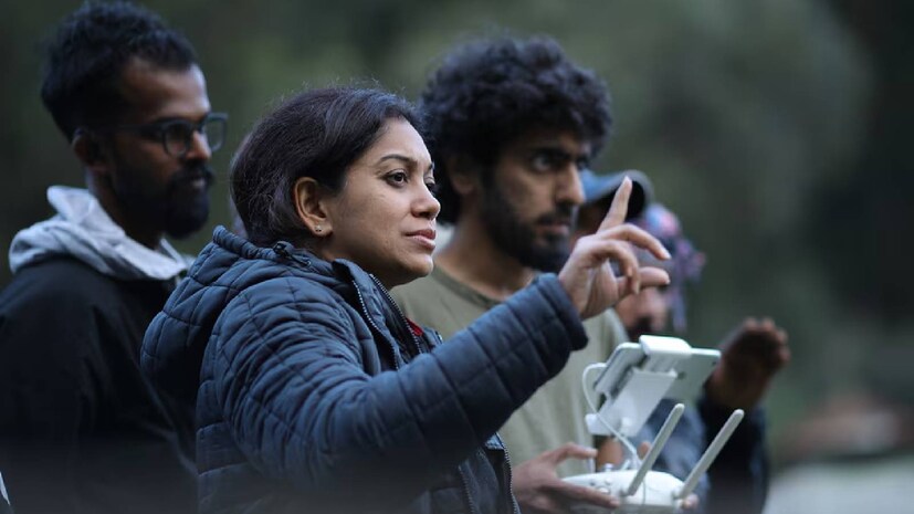 ബാംഗ്ലൂർ ഡേയ്സ്, ഉസ്താദ് ഹോട്ടൽ (തിരക്കഥ), കൂടെ, ഹാപ്പി ജേണി, മഞ്ചാടിക്കുരു, വണ്ടർ വിമൺ തുടങ്ങിയ ചിത്രങ്ങളിലൂടെ മലയാളി പ്രേക്ഷകരുടെ പ്രിയങ്കരിയായി മാറിയ സംവിധായികയാണ് അഞ്ജലി മേനോൻ. ഈ വാർത്ത സോഷ്യൽ മീഡിയയിൽ വൈറലായതോടെ, 'ഏയ് ഓട്ടോ'യിലെ ആ രംഗങ്ങൾ വീണ്ടും തപ്പിയെടുക്കുന്ന തിരക്കിലാണ് ഇപ്പോൾ സിനിമാപ്രേമികൾ. ബാംഗ്ലൂർ ഡേയ്സ്, ഉസ്താദ് ഹോട്ടൽ (തിരക്കഥ), കൂടെ, ഹാപ്പി ജേണി, മഞ്ചാടിക്കുരു, വണ്ടർ വിമൺ തുടങ്ങിയ ചിത്രങ്ങളിലൂടെ മലയാളി പ്രേക്ഷകരുടെ പ്രിയങ്കരിയായി മാറിയ സംവിധായികയാണ് അഞ്ജലി മേനോൻ. ഈ വാർത്ത സോഷ്യൽ മീഡിയയിൽ വൈറലായതോടെ, 'ഏയ് ഓട്ടോ'യിലെ ആ രംഗങ്ങൾ വീണ്ടും തപ്പിയെടുക്കുന്ന തിരക്കിലാണ് ഇപ്പോൾ സിനിമാപ്രേമികൾ.