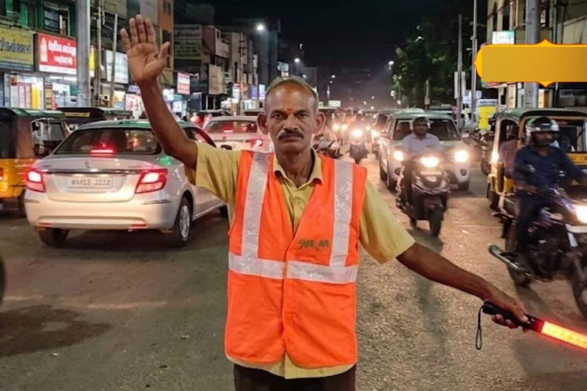 സംസാരിക്കാനോ കേൾക്കാനോ കഴിയില്ല; ശമ്പളമില്ലാത്ത ട്രാഫിക് പൊലീസായി അറുമുഖം, നിയന്ത്രിക്കുന്നത് ആംഗ്യഭാഷയിലൂടെ