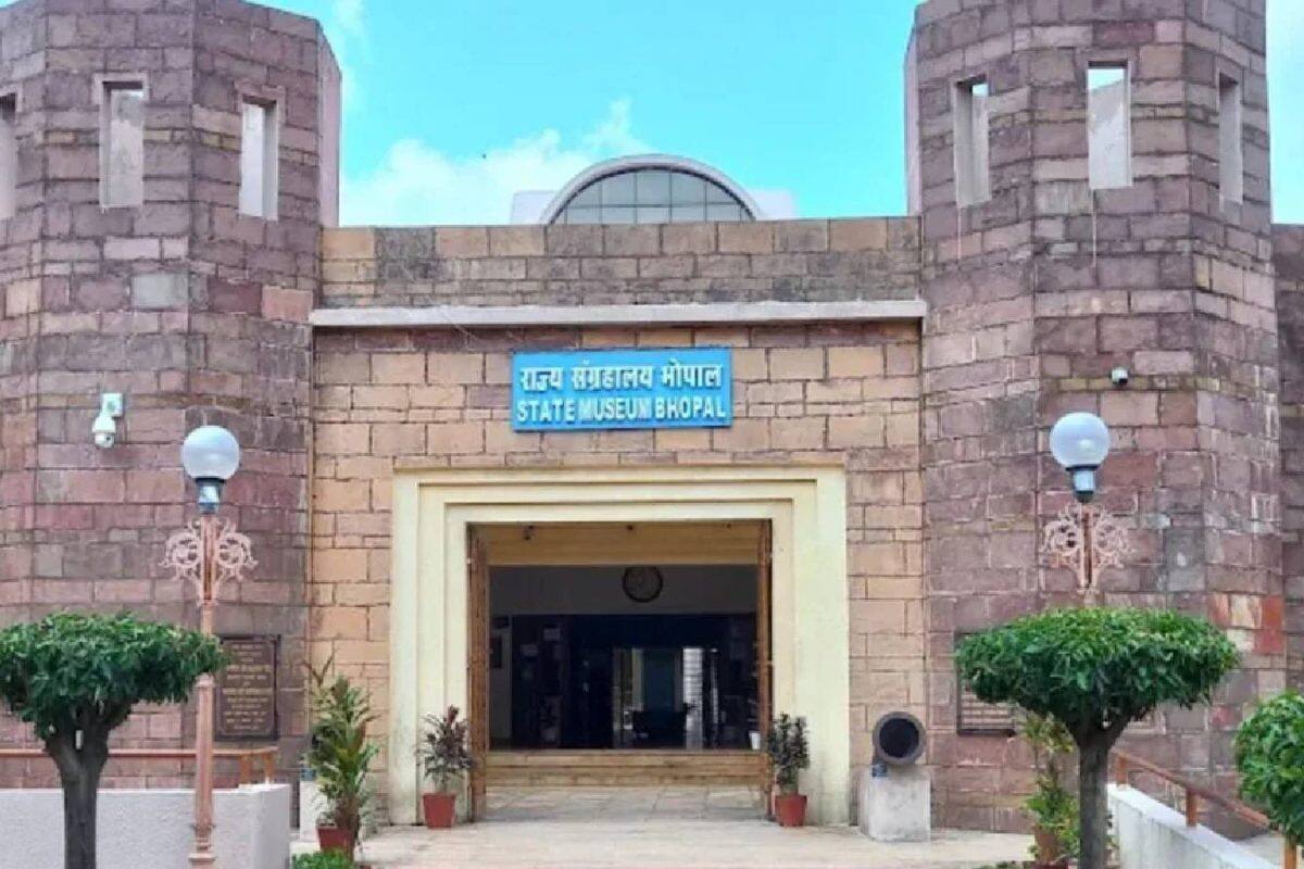 വീണയില്ലെങ്കിൽ അത് സരസ്വതിയല്ല, ഗായത്രീദേവിയാണ്; 900 വർഷം പഴക്കമുള്ള പിഴവ് തിരിച്ചറിയാൻ സാങ്കേതികവിദ്യ